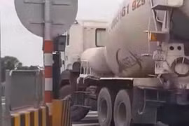 Quay đầu trên cầu Thăng Long, tài xế xe trộn bê tông bị xử phạt