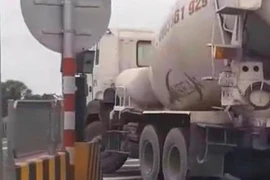 Quay đầu trên cầu Thăng Long, tài xế xe trộn bê tông bị xử phạt