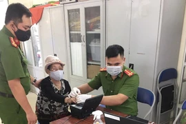 Đảm bảo nguyên tắc chống dịch Covid 19 tại điểm làm căn cước công dân gắn chip 