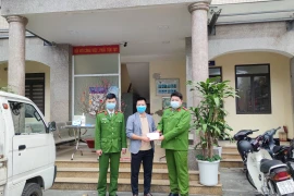 Công an phường Kim Giang tìm lại tài sản bị đánh rơi cho người dân