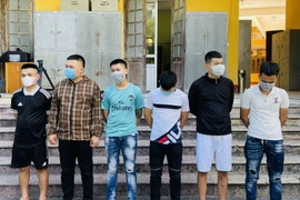 Bắt nhóm đối tượng dùng chất bẩn, vòng hoa để... đòi nợ 