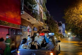 [Clip] Bị Công an đột kích kiểm tra, nhóm 'dân chơi' trèo tầng thượng quán hát bỏ trốn