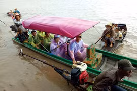 Tình người giữa Biển Hồ mênh mang