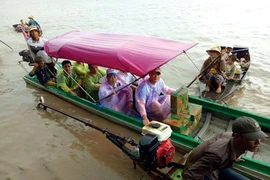 Tình người giữa Biển Hồ mênh mang