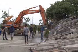 Giải tỏa vi phạm hành lang ATGT đường gom đại lộ Thăng Long