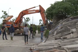 Giải tỏa vi phạm hành lang ATGT đường gom đại lộ Thăng Long