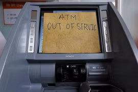 Hỗn loạn tại các ngân hàng Ấn Độ vì đổi tiền 