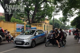 “Vội”, nhiều phụ huynh mặc thí sinh “đầu trần” cưỡi xe giữa phố