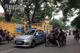 “Vội”, nhiều phụ huynh mặc thí sinh “đầu trần” cưỡi xe giữa phố