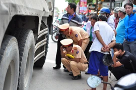 Xe tải va chạm với xe đạp điện, nữ sinh 16 tuổi tử vong