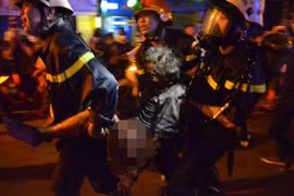 Chùm ảnh: Giải cứu 7 người trong đám cháy lớn ở TP.HCM