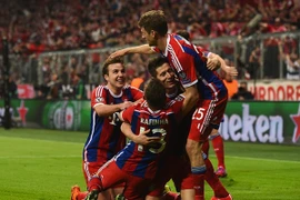 Cùng thắng tưng bừng, Bayern và Barca vào bán kết Champions League
