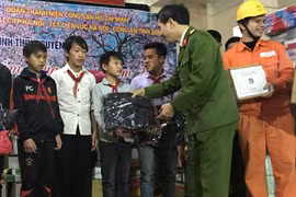 Những người lính cứu hỏa mang hơi ấm đến vùng cao
