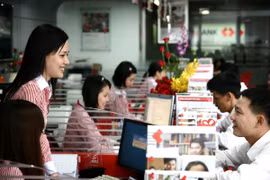 Được nới trần, ngân hàng ồ ạt tăng giá USD