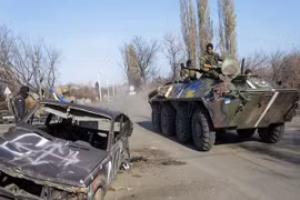 Pháo kích trúng trường học Donetsk, 2 học sinh thiệt mạng