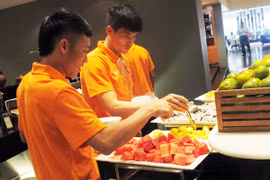 Cận cảnh bữa trưa của ĐT Việt Nam tại khách sạn hạng sạng Hilton PJ