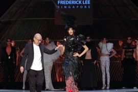 Hoàng Thuỳ làm vedette ấn tượng của NTK Singapore