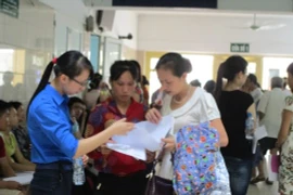 "Bận" nghịch điện thoại, nhân viên y tế bắt bệnh nhân chờ 4 tiếng?