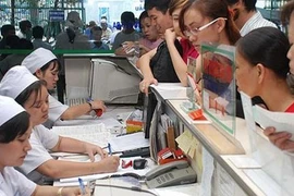 Điều chuyển nhân viên y tế nghịch điện thoại, để bệnh nhân chờ 4 tiếng