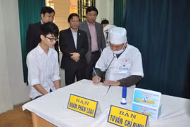 Ngày đầu tiêm vaccine sởi - rubella ở trường THPT: Hoãn tiêm nếu nữ sinh mang thai