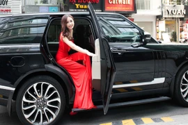 Hoa hậu Mai Phương Thuý ăn diện lộng lẫy, ngồi "xế sang" đi dự sự kiện