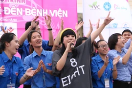 Minh Chuyên: Hát đến khi nào khán giả "đuổi" xuống mới thôi