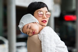 Mẹ con siêu mẫu Xuân Lan gây chú ý tại sân bay Nội Bài