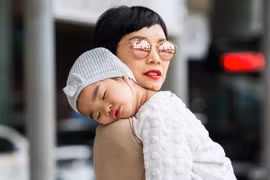 Mẹ con siêu mẫu Xuân Lan gây chú ý tại sân bay Nội Bài