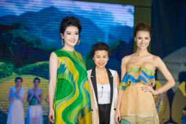 Á hậu Huyền My "đọ sắc" Hồng Quế trên sàn catwalk