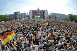 Chùm ảnh: Biển người chào đón đội tuyển Đức mang Cúp vàng trở về 