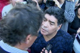 Diego Maradona lại gây sự với báo chí, tát vào mặt phóng viên