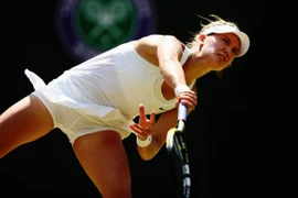 Tứ kết đơn nữ Wimbledon 2014: Sao trẻ đang lên gặp sự cố "lộ hàng" 