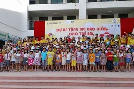 Sinh viên trải nghiệm và hỗ trợ cộng đồng tặng mũ bảo hiểm cho trẻ em