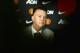 Van Gaal đầu tư camera giám sát, quản quân tới tận “kẽ răng” 