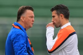 Robin Van Persie có thể phải vắng mặt ở trận bán kết gặp Argentina