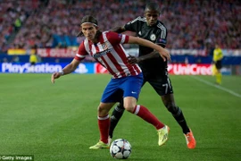 Chelsea mua Felipe Luis, bán Demba Ba