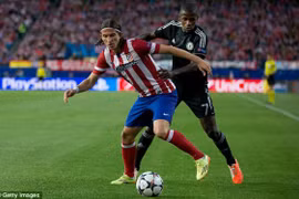 Chelsea mua Felipe Luis, bán Demba Ba