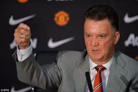 Chùm ảnh: Buổi họp báo đầu tiên của tân HLV MU- Louis Van Gaal