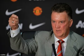 Chùm ảnh: Buổi họp báo đầu tiên của tân HLV MU- Louis Van Gaal