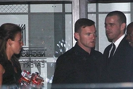 Rooney "cầm đầu" các sao MU đi "xõa", dửng dưng với Champions League