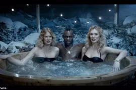 Balotelli và Usain Bolt lại đắm mình cùng những người đẹp