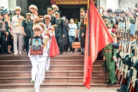 Xúc động tiễn biệt "đàn sếu trắng" CASA-212 số hiệu 8983 bay về trời xanh