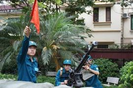 Dân quân Hà thành tập bắn máy bay và tên lửa tầm thấp