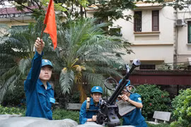 Dân quân Hà thành tập bắn máy bay và tên lửa tầm thấp