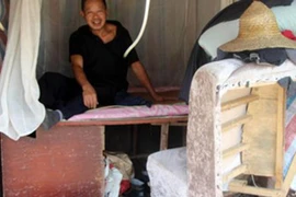 Sống gầm cầu, dành tiền mua nhẫn kim cương tặng vợ