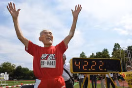 Cụ ông 105 tuổi thách thức Usain Bolt