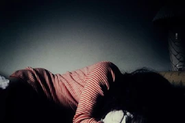 Mẹ để mặc người tình cưỡng hiếp con gái