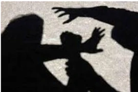 Bé trai 7 tuổi bị ép giao hợp qua "cửa sau"