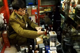 Phát hiện hơn 300 chai rượu ngoại nghi vấn