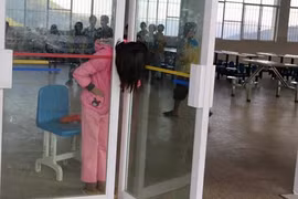 Giải cứu bé gái bị kẹt đầu giữa 2 cửa kính